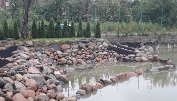 Отгороженный участок воды на пруду