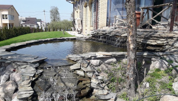 Красивый декоративный искусственный водопад окло дома