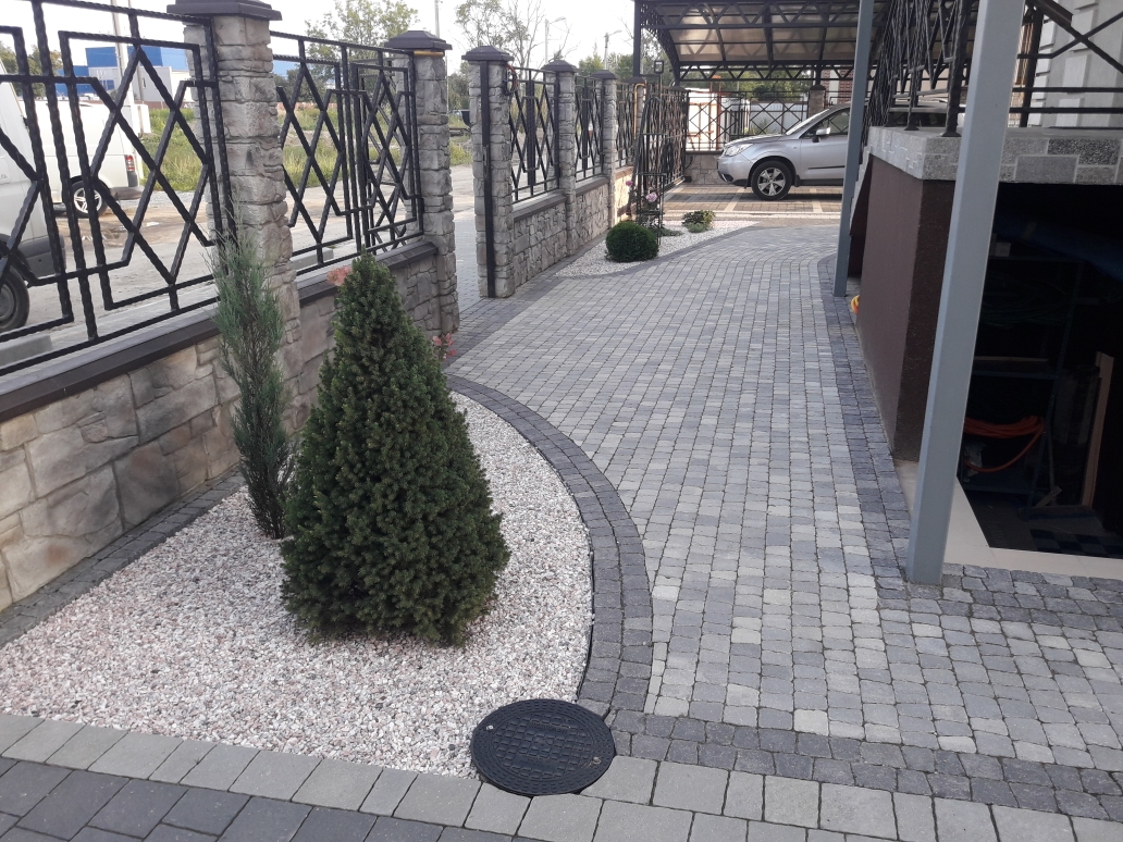 Укладка тротуарной плитки. Площадка. Наша работа.